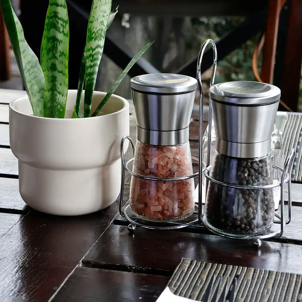 スパイスを“香らせる”調理法：スパイスミルとテンパリングオイルのイメージ