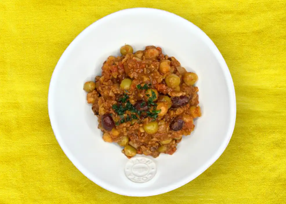 器に盛り付けられたチリコンカン