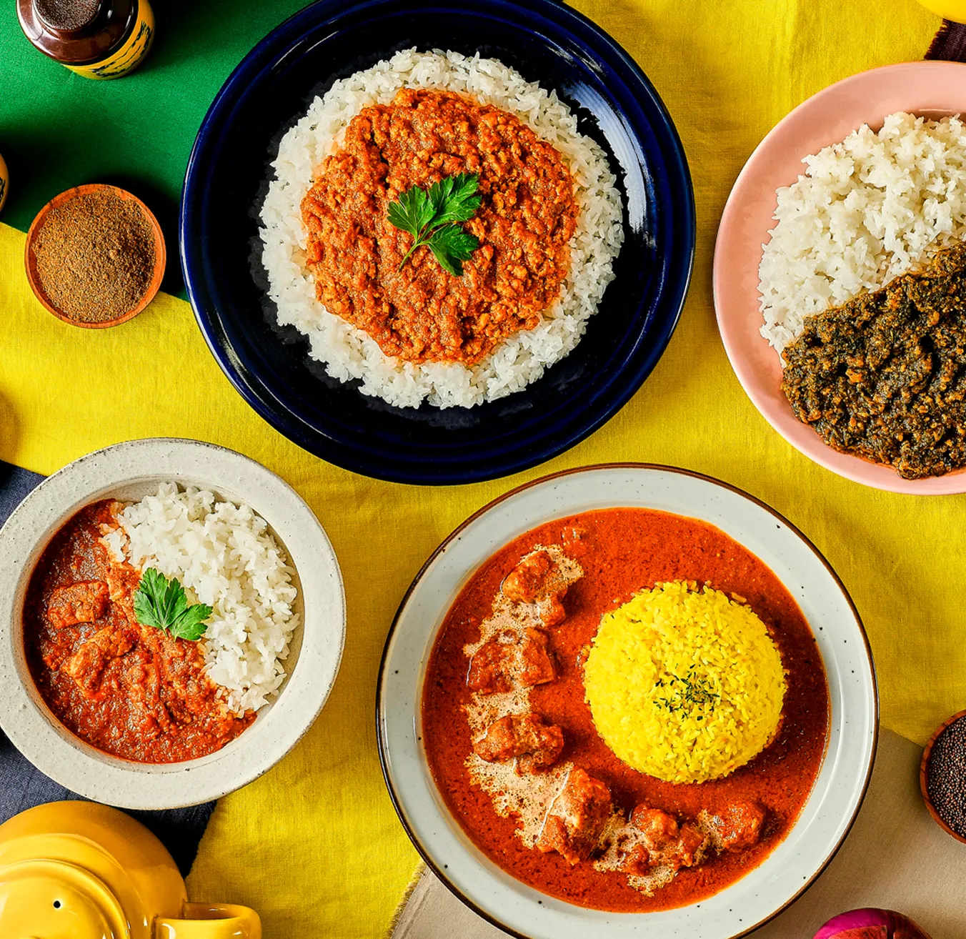 色鮮やかな複数のスパイスカレーがテーブルの上に並んでいる